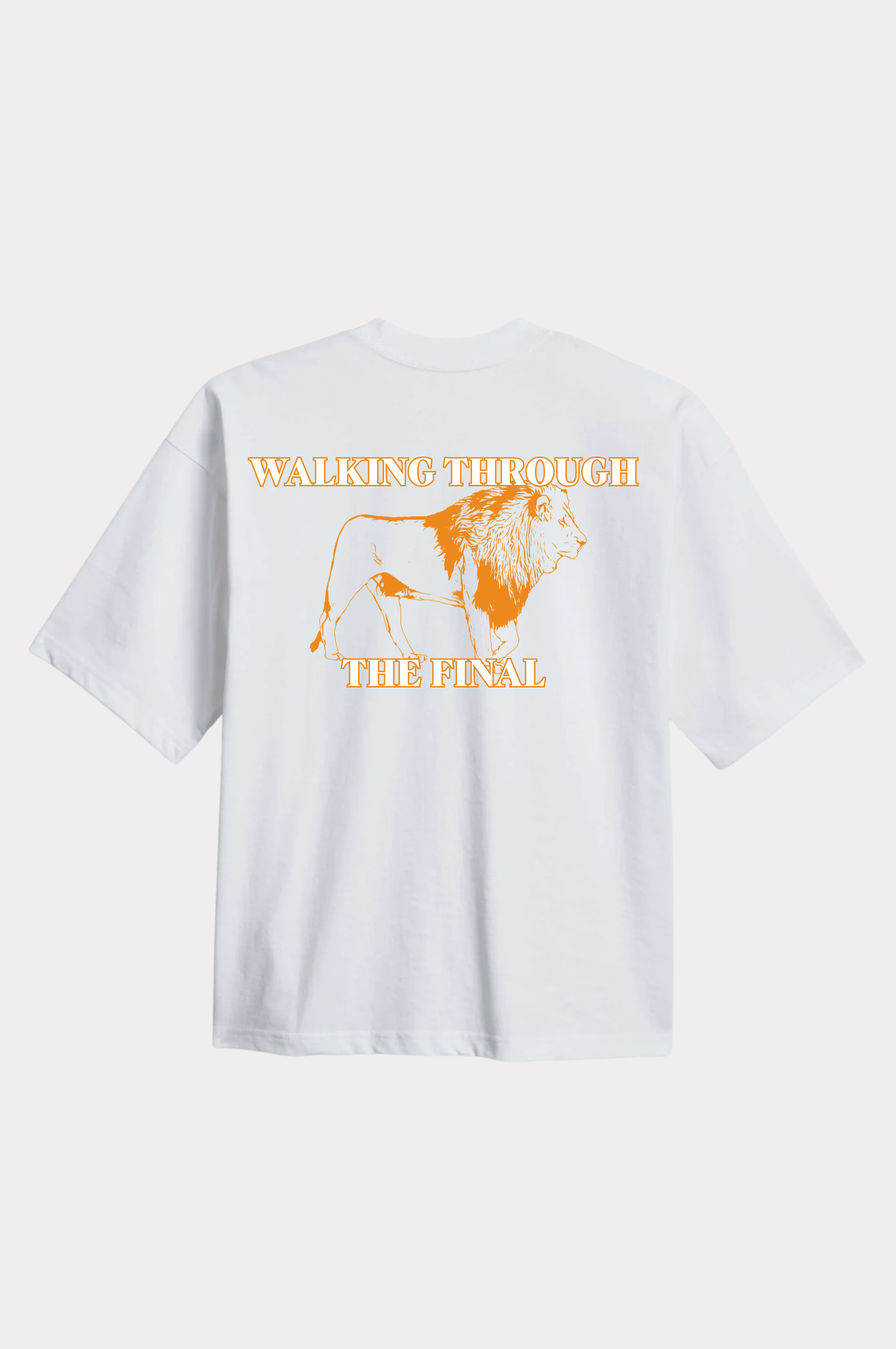 wit oversized shirt achterkant met oranje leeuw print walking through the final WK 2026